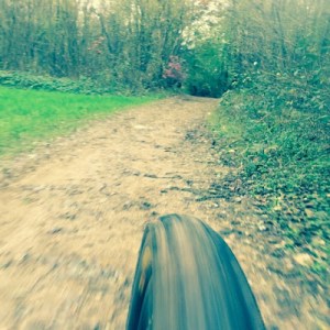 mountain bike valle olona mtb sentiero foto con iphone custodia lifeproof case support