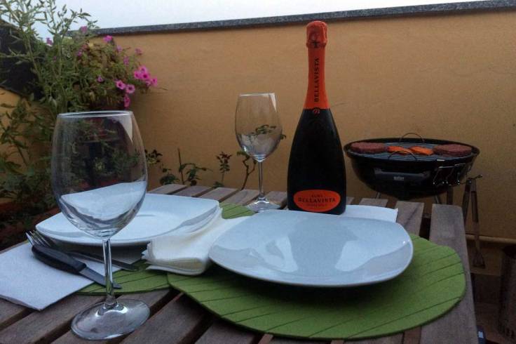 cena a lume di candela per due milano bollicine brindisi bellavista hamburger