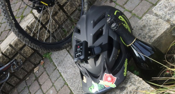 Spumantino per inaugurare la nuova sede dellASD Emissioni Zero con casco e action cam shimano cm-1000