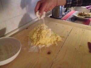ammassiamo le patate per gli gnocchi di patate