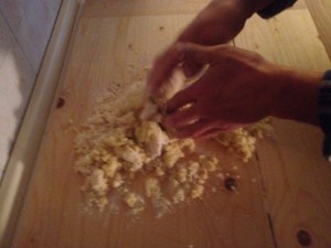 ammassiamo le patate per gli gnocchi di patate