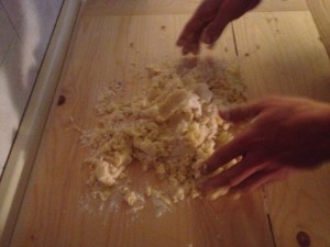 ammassiamo le patate per gli gnocchi di patate