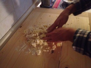 ammassiamo le patate per gli gnocchi di patate