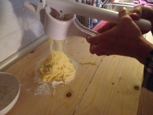 schiacciamo le patate per gli gnocchi di patate