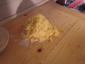 schiacciamo le patate per gli gnocchi di patate