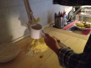 schiacciamo le patate per gli gnocchi di patate