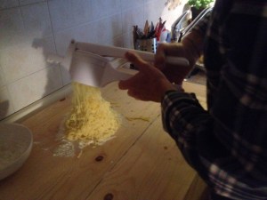 schiacciamo le patate per gli gnocchi di patate