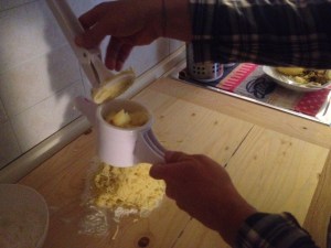 schiacciamo le patate per gli gnocchi di patate