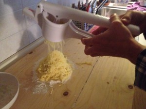 schiacciamo le patate per gli gnocchi di patate
