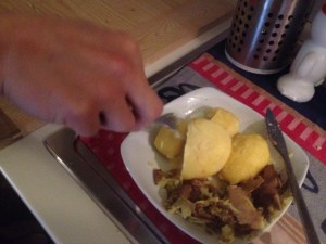 Peliamo le patate per gli gnocchi di patate