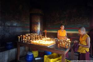 sette giorni in nepal giovani monaci al monastero di phapring accendo candele burro di yak cosa vedere nella valle di kathmandu