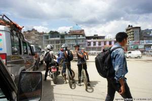 sette giorni in nepal giovani in mountain bike per le strade di kathmandu cosa vedere nella valle guida turistica hotel planet bhaktapur