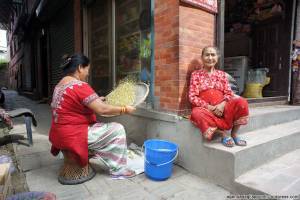 sette giorni in nepal donne sulla strada lavorano il riso valle di kathmandu cosa vedere