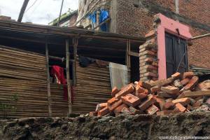 resti di una casa dopo il terremoto in nepal ricostruzione valle di kathmandu