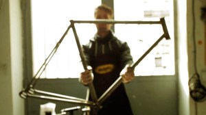 Bicycled la bicicletta realizzata con pezzi di macchine dismesse economia circolare riutilizzo materiali