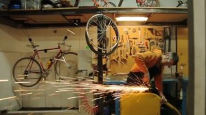 Bicycled la bicicletta realizzata con pezzi di macchine dismesse economia circolare