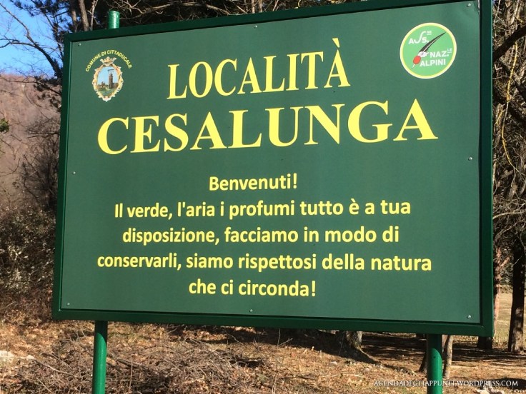 un cartello che istruisce i fruitori del prato in località cesalunga a cittaducale in provincia di rieti fruisci rispetta divertiti ride enjoy respect
