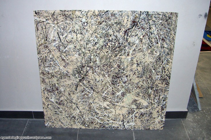 omaggio a pollock opera in action painting realizzata secondo il principio dell'economia circolare utilizzando un foglio di plexiglas recuperata tra gli scarti da discarica nella ditta di un amico