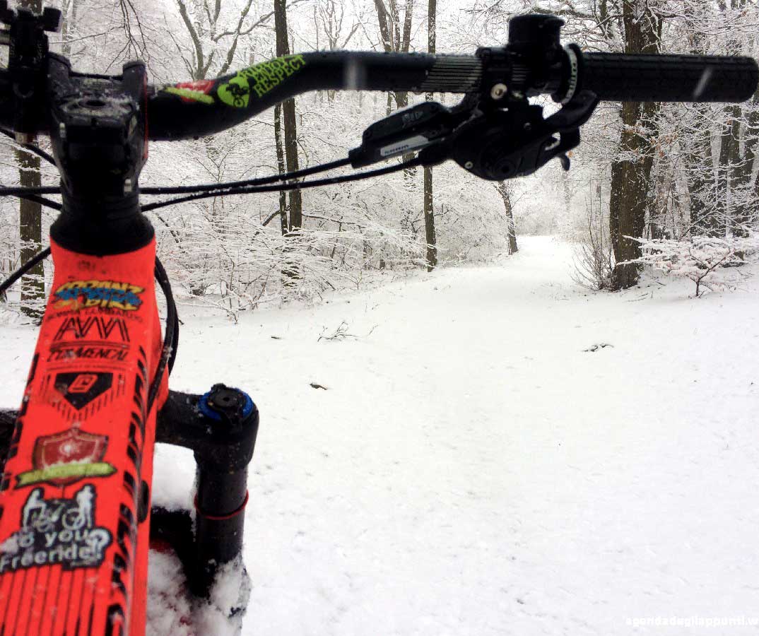 MTB al Campo dei Fiori con la neve fresca mountain bike snow ride varese monte mort