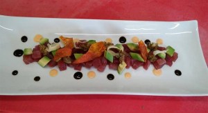 Carpaccio di tonno con funghi porcini salatati all'aglio dolce e prezzemolo cucina tradizionale menù terrazza manzotti chef mauro civiero