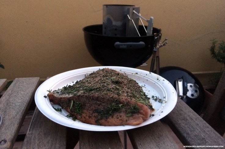 la fesa di vitello piemontese alle erbe aromatiche cotta nel barbecue weber cottura media carne succulenta su tagliere in legno ikea