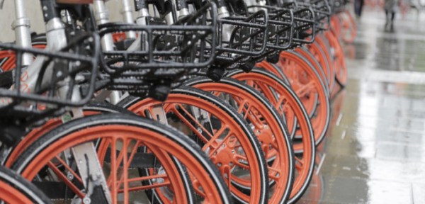 milano ciclabile bike sharing mobike a fondo nel naviglio grande i soliti ignoti le gettano nel fiume