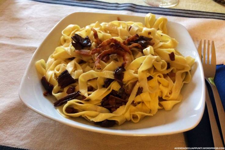 preparare le tagliatelle all'uovo con guanciale amatriciano e funghi porcini