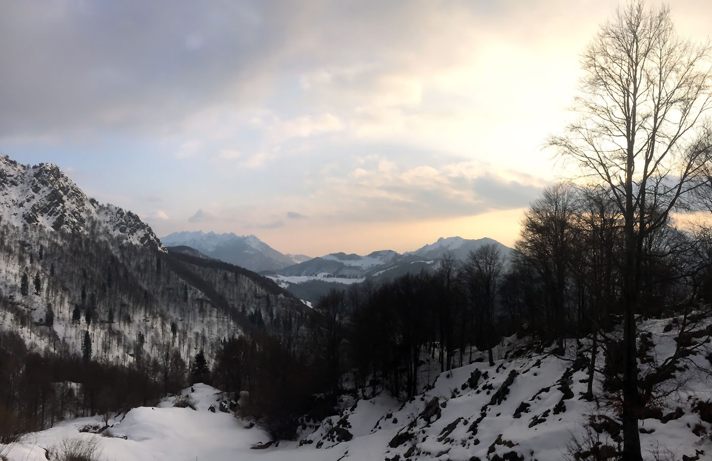 neve in abbondanza ai piani di artavaggio durante un trekking dal culmine di san pietro