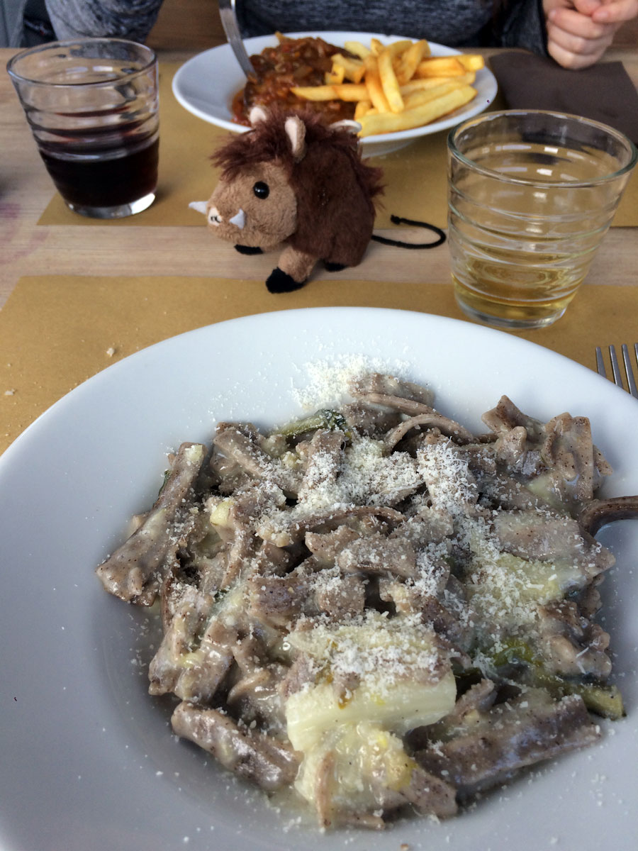 cucina tipica della valsassina al rifugio casari dei piani di artavaggio nel trekking dal culmine di san pietro