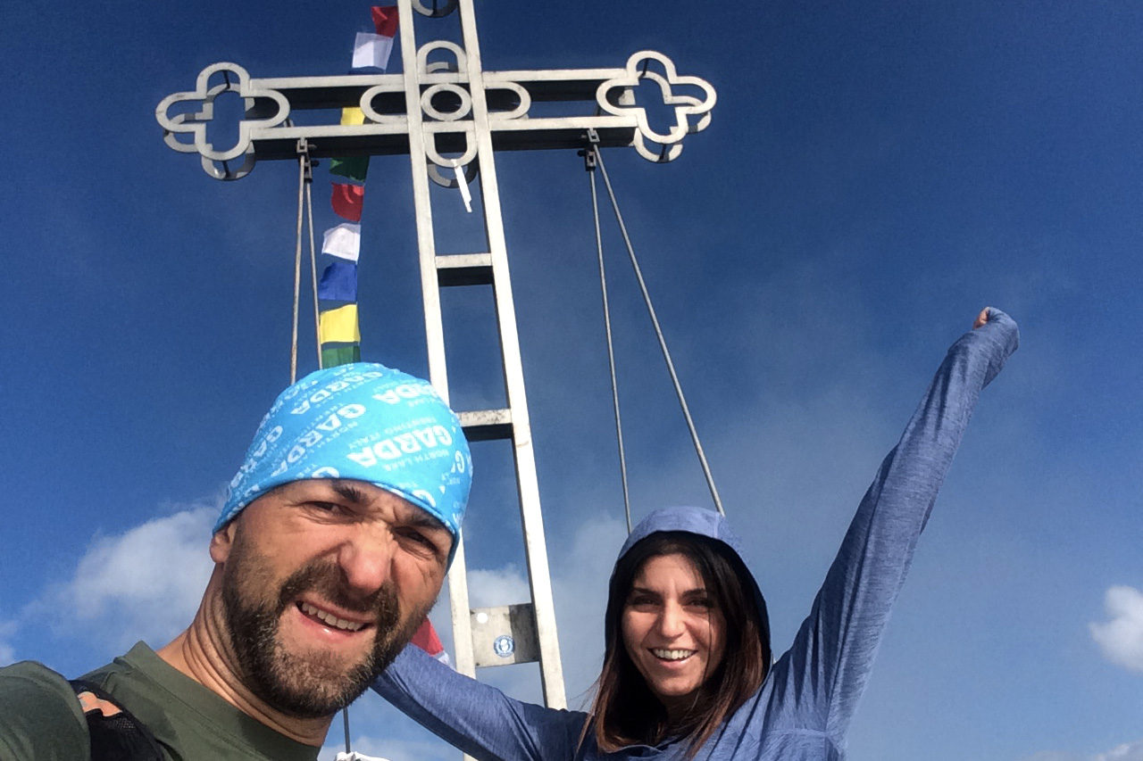 sotto la croce di vetta del monte legnone