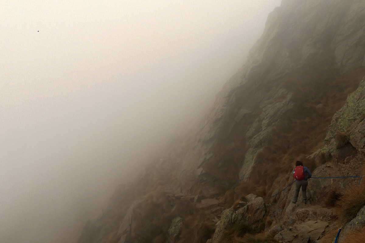 tratto attrezzato con funi lungo il sentiero del monte legnone
