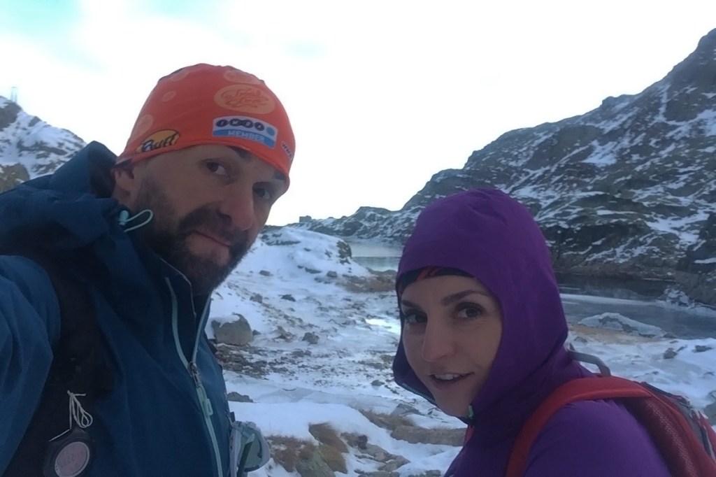 selfie alla base dell'insenatura del bacino del lago nero lungo l'anello dei laghi di valgoglio in val seriana