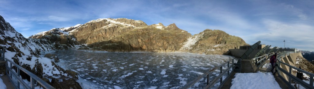 il bacino del lago nero lungo l'anello dei laghi di valgoglio in val seriana