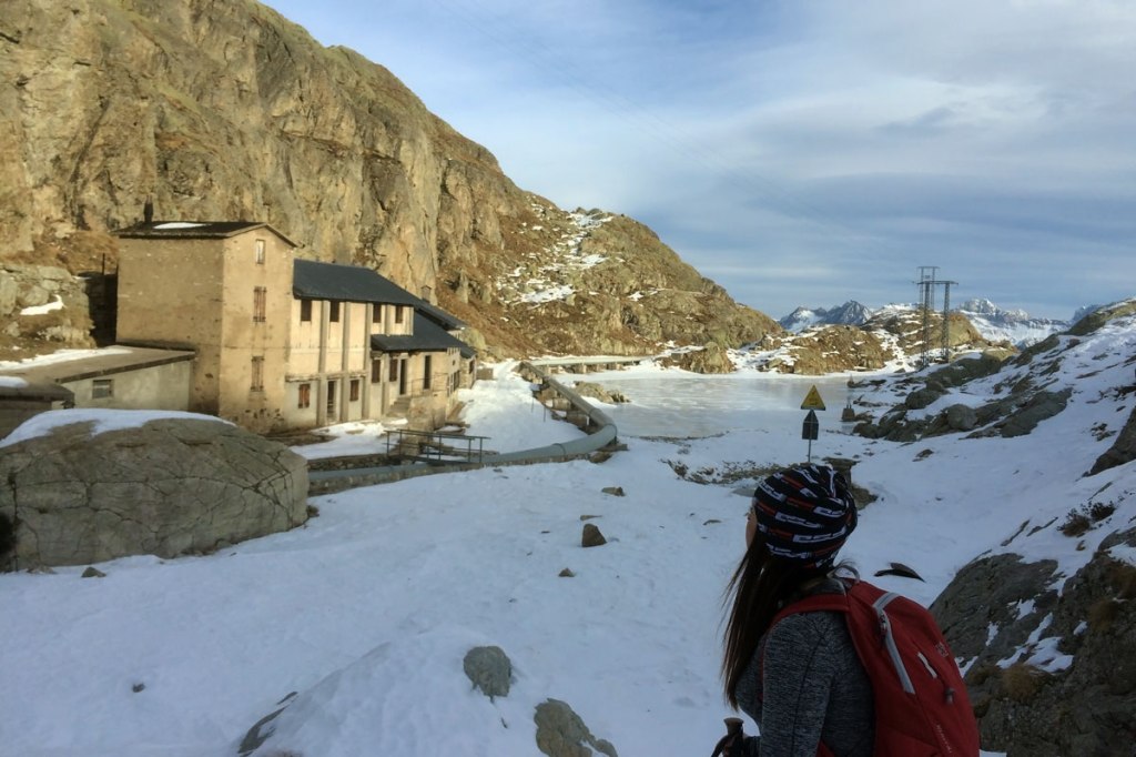 La capanna lago Nero a ridosso del Lago Canali