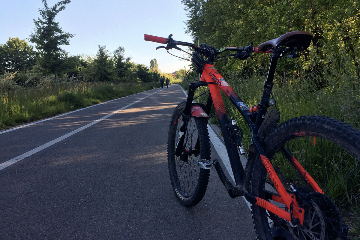 al lavoro in bicicletta pendolari su due ruote