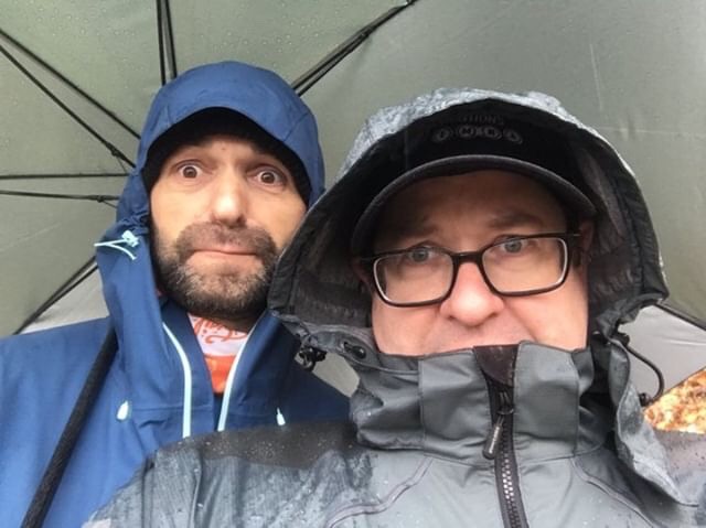 autoscatto sotto l'ombrello insieme a Shane Wilson