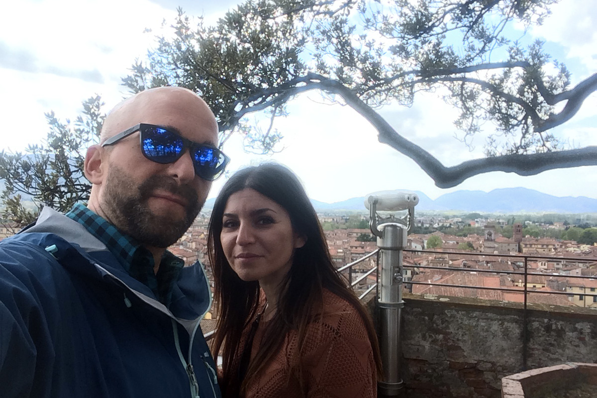 turisti a lucca su una delle torri cittadine