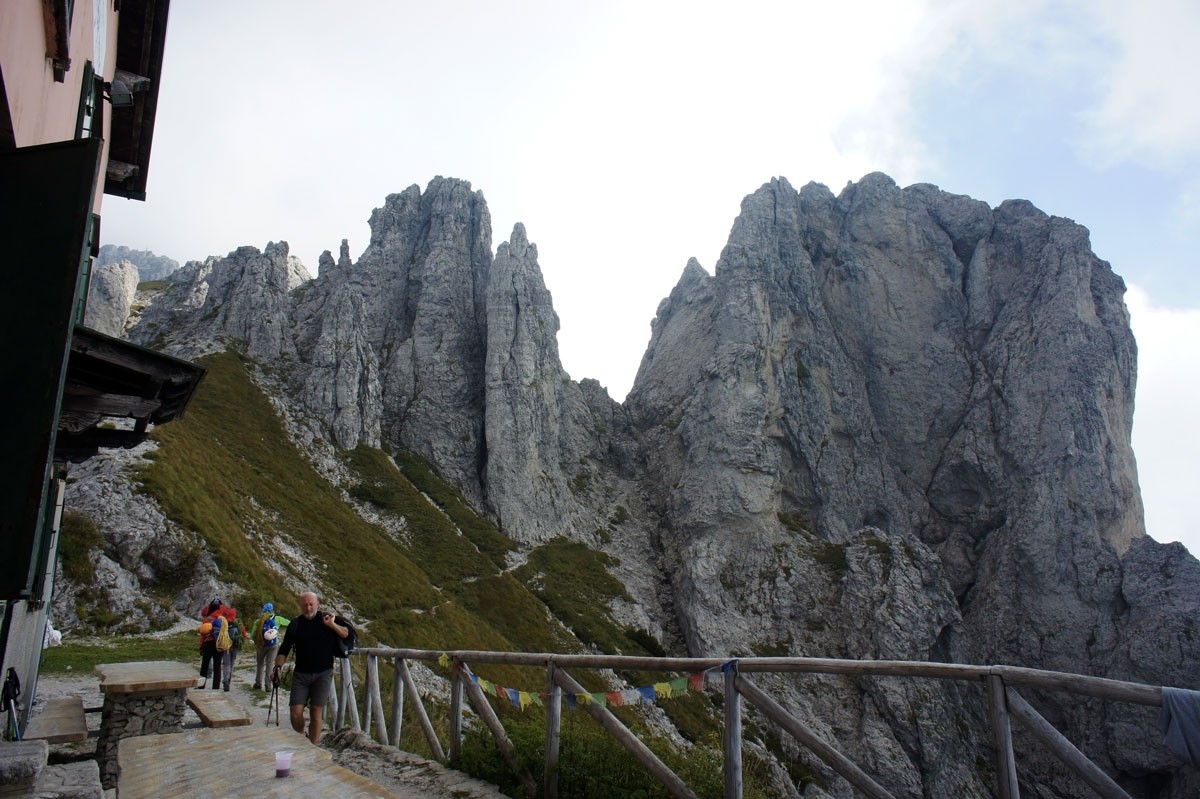 il rifugio rosalba sulla grigna meridionale eretto in posizione strategica al colle del pertusio