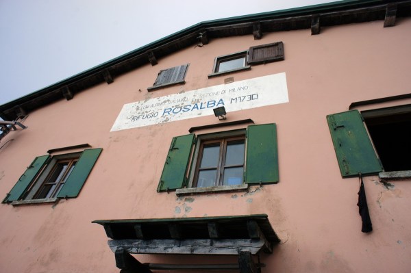 il rifugio rosalba sulla grigna meridionale eretto in posizione strategica al colle del pertusio