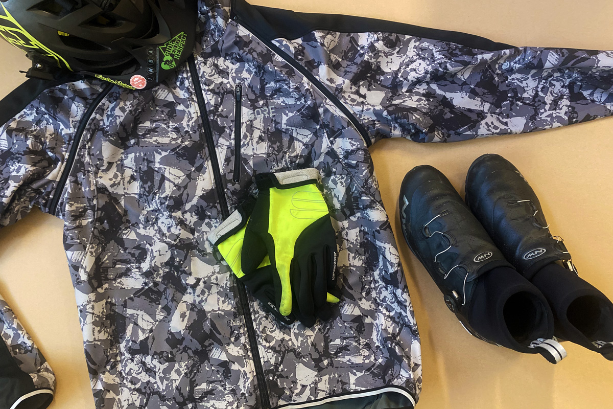 un paio di guanti, una giacca invernale per il ciclismo, scarpe invernali ciclismo, un casco ciclismo