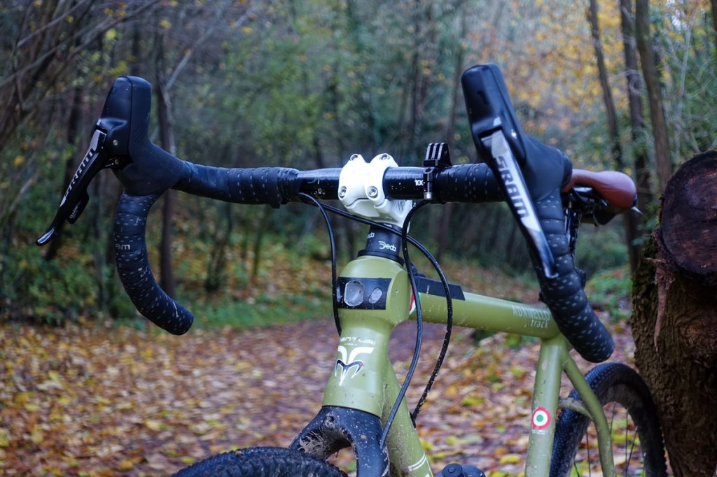 primo piano sulle luci anteriori integrate nel telaio della bicicletta gravel menturi bike adamello track 