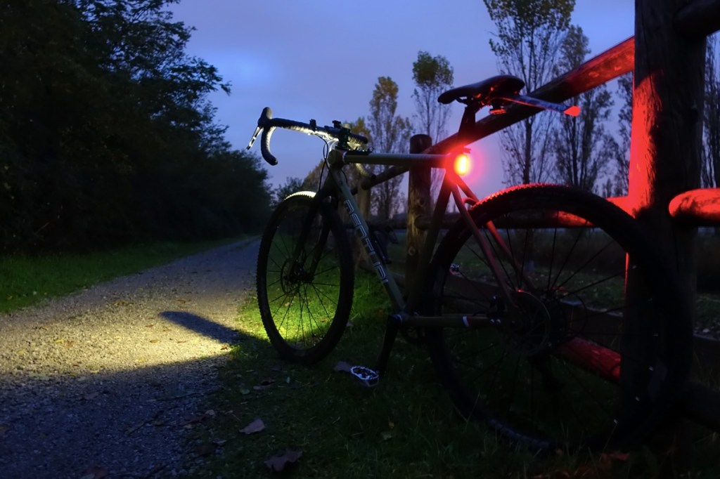 la bicicletta gravel menturi bike adamello track con le luci accese di notte