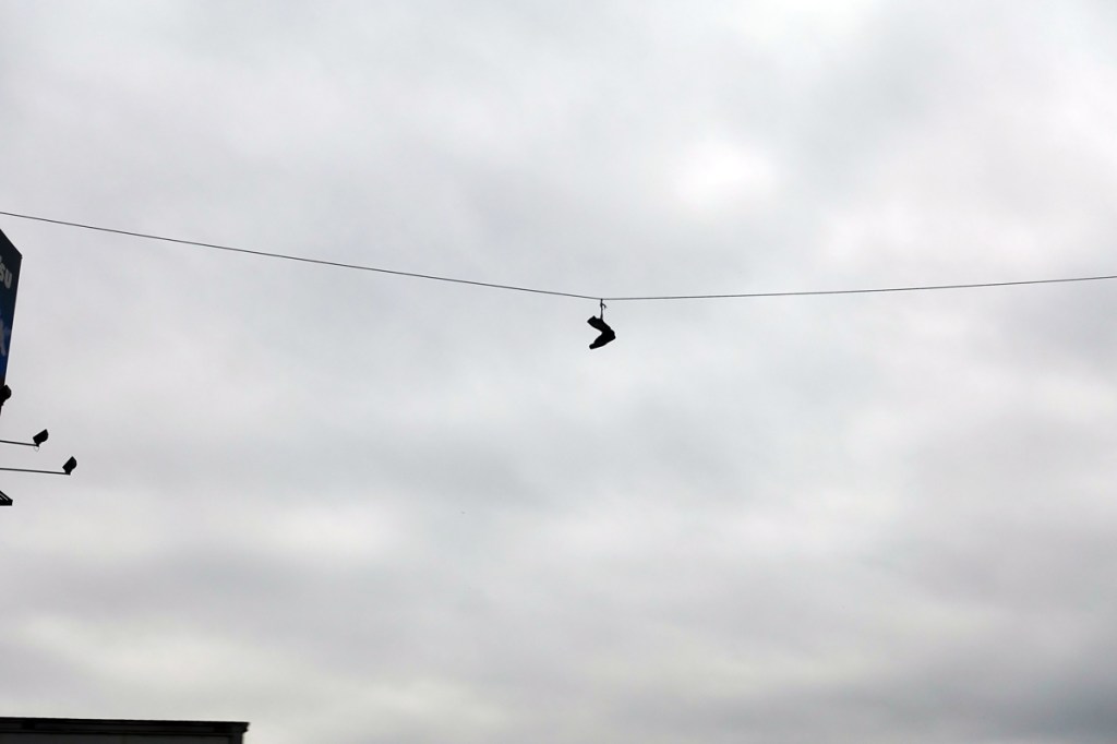 scarpe appese ad un filo nel barrio el salvador di lima itinerario quindici giorni viaggio in perù