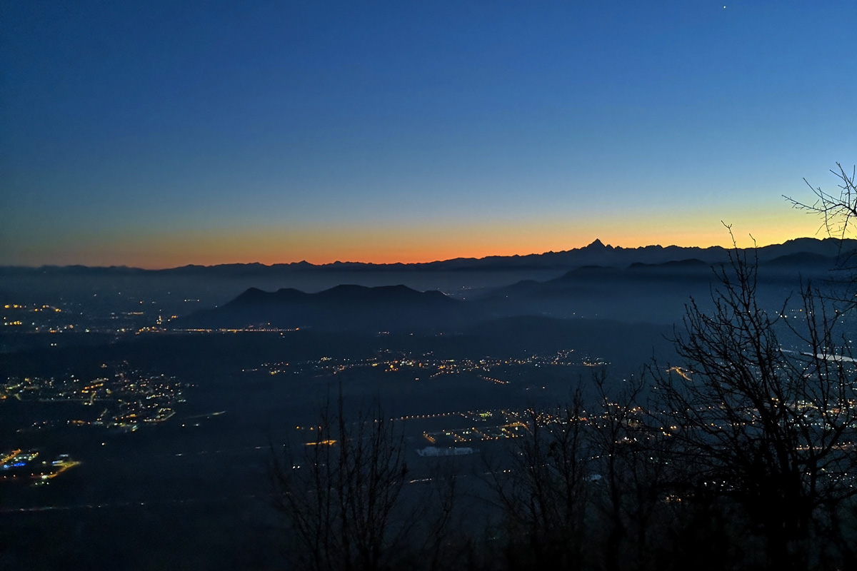 in foto il tramonto sulla città di torino visto dalle montagne
