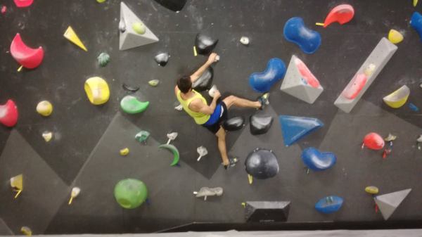 atleta in palestra artificiale di arrampicata indoor torino