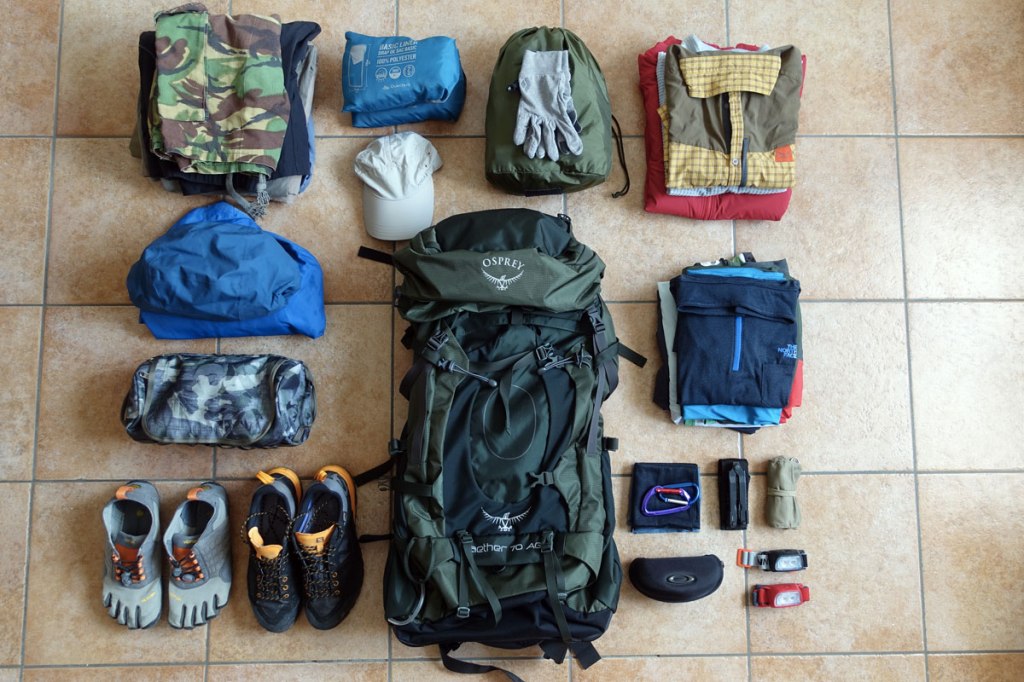uno zaino da trekking, vestiti, scarpe e accessori da viaggio