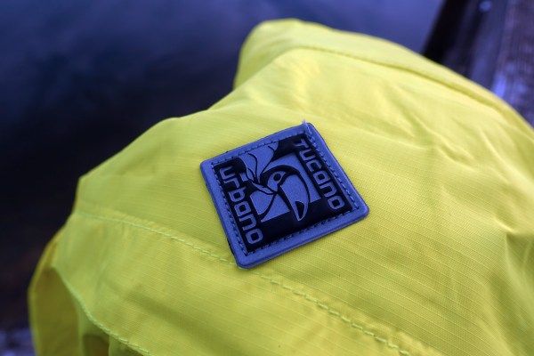 in foto la trama del tessuto nylon ripstop di una giacca antipioggia per bicicletta