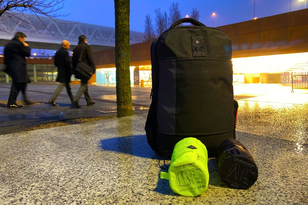 in foto abbigliamento antipioggia da usare in bicicletta e pendolari che entrano in stazione