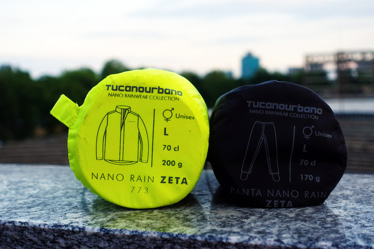 ciclista indossa giacca e pantalone antipioggia per bicicletta sotto il temporale