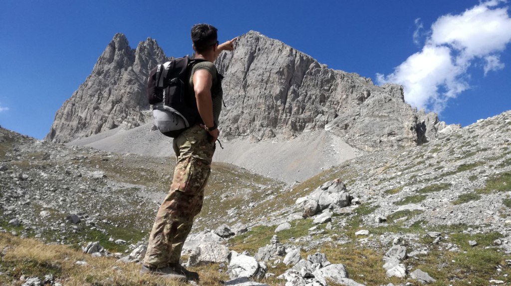 in foto un alpinista indica la punta mattirolo dal basso